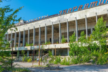 PRIPYAT, UKRAINE, 30 AĞUSTOS 2019: Ukrayna 'nın Pripyat kasabasında terk edilmiş bir kültür evi