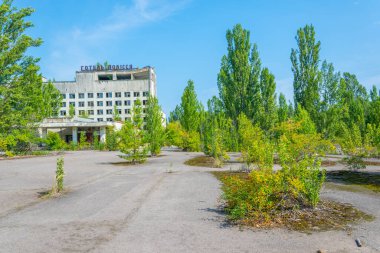 PRIPYAT, UKRAINE, 30 AĞUSTOS 2019: Çernobil felaketinden sonra terk edilen Ukrayna 'nın Pripyat kentinin ana meydanı