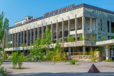 PRIPYAT, UKRAINE, 30 AĞUSTOS 2019: Ukrayna 'nın Pripyat kasabasında terk edilmiş bir kültür evi