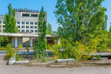 PRIPYAT, UKRAINE, 30 AĞUSTOS 2019: Çernobil felaketinden sonra terk edilen Ukrayna 'nın Pripyat kentinin ana meydanı