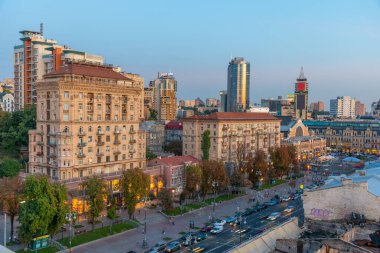 KYIV, UKRAINE, 29 AĞUSTOS 2019: Ukrayna 'nın Kyiv kentindeki Bessarabska pazarına giden khreschatyk bulvarının havadan görünüşü