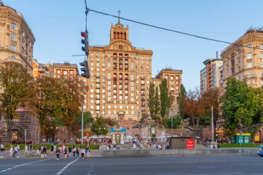 KYIV, UKRAINE, 29 AĞUSTOS 2019: Ukrayna, Kyiv 'deki Khreschatyk Bulvarı' nın günbatımı