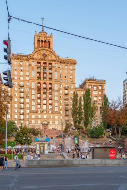 KYIV, UKRAINE, 29 AĞUSTOS 2019: Ukrayna, Kyiv 'deki Khreschatyk Bulvarı' nın günbatımı