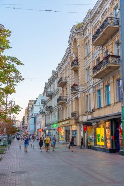 KYIV, UKRAINE, 29 AĞUSTOS 2019: Ukrayna, Kyiv 'deki Khreschatyk Bulvarı' nın günbatımı