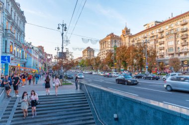 KYIV, UKRAINE, 29 AĞUSTOS 2019: Ukrayna, Kyiv 'deki Khreschatyk Bulvarı' nın günbatımı