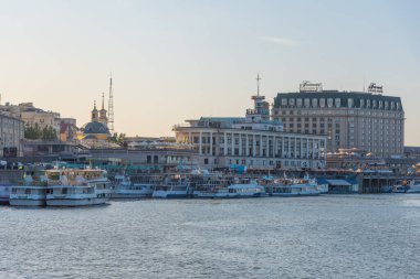 KYIV, UKRAINE, 29 AĞUSTOS 2019: Ukrayna 'da bir turist kruvazöründen izlenen Dinyeper' in Riverside 'ı