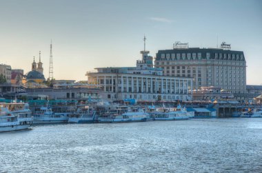 KYIV, UKRAINE, 29 AĞUSTOS 2019: Ukrayna 'da bir turist kruvazöründen izlenen Dinyeper' in Riverside 'ı