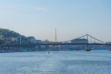 KYIV, UKRAINE, 29 Ağustos 2019: Turist tekneleri ve Ukrayna 'nın Kyiv kentindeki Dinyeper' in nehir kıyısında