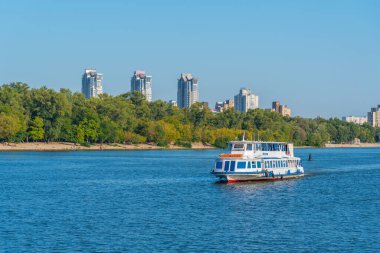 KYIV, UKRAINE, 29 AĞUSTOS 2019: Ukrayna 'nın Kiev kentindeki Dinyeper Nehri' nde turist teknesi