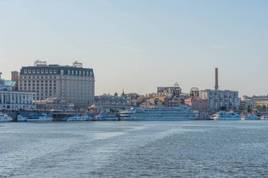 KYIV, UKRAINE, 29 Ağustos 2019: Turist tekneleri ve Ukrayna 'nın Kyiv kentindeki Dinyeper' in nehir kıyısında
