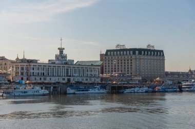 KYIV, UKRAINE, 29 AĞUSTOS 2019: Ukrayna 'da bir turist kruvazöründen izlenen Dinyeper' in Riverside 'ı