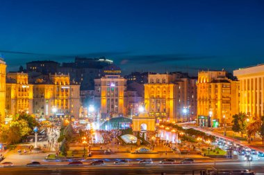 KYIV, UKRAINE, AĞUSTOS 28, 2019: Ukrayna 'nın Kyiv kentindeki bağımsızlık meydanına gece görüş