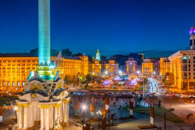 KYIV, UKRAINE, AĞUSTOS 28, 2019: Ukrayna 'nın Kyiv kentindeki Meydanı' ndaki bağımsızlık anıtının gece manzarası