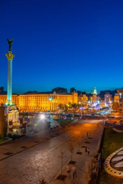 KYIV, UKRAINE, AĞUSTOS 28, 2019: Ukrayna 'nın Kyiv kentindeki Meydanı' ndaki bağımsızlık anıtının gece manzarası