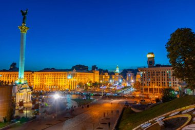 KYIV, UKRAINE, AĞUSTOS 28, 2019: Ukrayna 'nın Kyiv kentindeki Meydanı' ndaki bağımsızlık anıtının gece manzarası