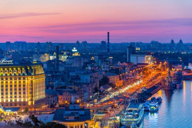 KYIV, UKRAINE, 28 AĞUSTOS 2019: Ukrayna 'nın Kyiv kentindeki Dinyeper nehir kenarının gece hava görüntüsü