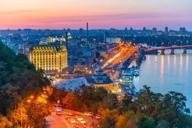 KYIV, UKRAINE, 28 AĞUSTOS 2019: Ukrayna 'nın Kyiv kentindeki Dinyeper nehir kenarının gece hava görüntüsü