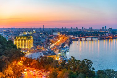 KYIV, UKRAINE, 28 AĞUSTOS 2019: Ukrayna 'nın Kyiv kentindeki Dinyeper nehir kenarının gece hava görüntüsü