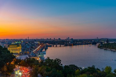 KYIV, UKRAINE, 28 AĞUSTOS 2019: Ukrayna 'nın Kyiv kentindeki Dinyeper nehir kenarının gece hava görüntüsü