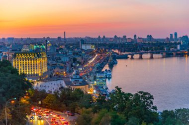 KYIV, UKRAINE, 28 AĞUSTOS 2019: Ukrayna 'nın Kyiv kentindeki Dinyeper nehir kenarının gece hava görüntüsü