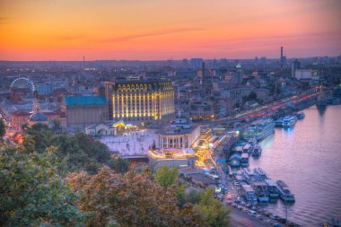KYIV, UKRAINE, 28 AĞUSTOS 2019: Ukrayna 'nın Kyiv kentindeki Dinyeper nehir kenarının gece hava görüntüsü