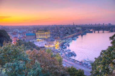 KYIV, UKRAINE, 28 AĞUSTOS 2019: Ukrayna 'nın Kyiv kentindeki Dinyeper nehir kenarının gece hava görüntüsü