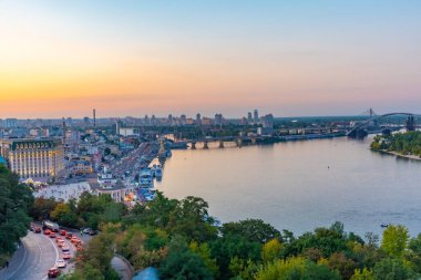 KYIV, UKRAINE, 28 AĞUSTOS 2019: Ukrayna 'nın Kiev kentindeki ulusların Dostluğu Gece Görüşü