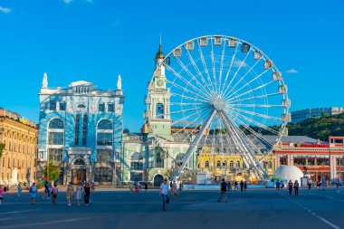 KYIV, UKRAINE, 28 AĞUSTOS 2019: Ukrayna, Kyiv 'deki Kontraktova Meydanı' nda dönme dolap