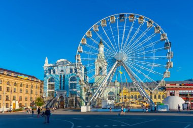 KYIV, UKRAINE, 28 AĞUSTOS 2019: Ukrayna, Kyiv 'deki Kontraktova Meydanı' nda dönme dolap