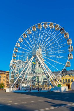 KYIV, UKRAINE, 28 AĞUSTOS 2019: Ukrayna, Kyiv 'deki Kontraktova Meydanı' nda dönme dolap