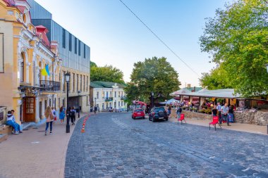 KYIV, UKRAINE, AĞUSTOS 28, 2019: Ukrayna 'nın Kiev kentindeki Andriyivvsky Uzviz caddesinde renkli evler