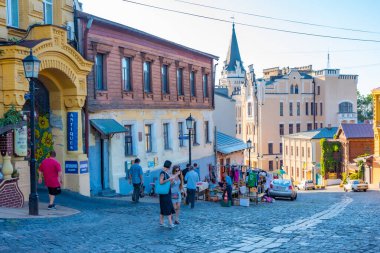 KYIV, UKRAINE, AĞUSTOS 28, 2019: Ukrayna 'nın Kiev kentindeki Andriyivvsky Uzviz caddesinde renkli evler