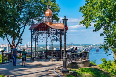 KYIV, UKRAINE, AĞUSTOS 28, 2019: İnsanlar Ukrayna 'nın Kiev kentindeki Kokorivska altanka köşkünden Dinyeper nehrine hayran