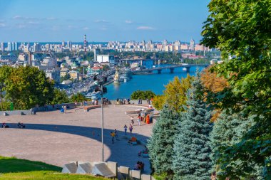 KYIV, UKRAINE, 28 AĞUSTOS 2019: Ukrayna 'nın Kyiv kentindeki Dinyeper nehir kenarının havadan görünüşü