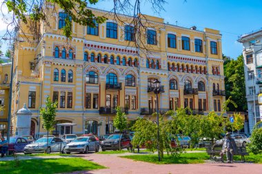 KYIV, UKRAINE, 28 AĞUSTOS 2019: Ukrayna 'nın Kiev kentindeki Ivana Franka Meydanı' nda bir park manzarası