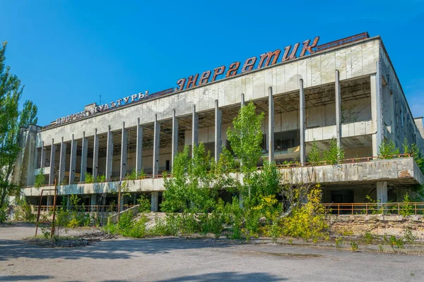 PRIPYAT, UKRAINE, 30 AĞUSTOS 2019: Ukrayna 'nın Pripyat kasabasında terk edilmiş bir kültür evi