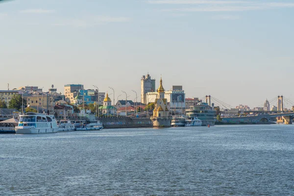 Kyiv Ucrania Agosto 2019 Barcos Turísticos Ribera Del Dnieper Kiev — Foto de Stock