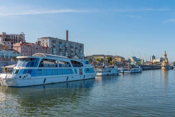 Kyiv Ucrania Agosto 2019 Barcos Turísticos Ribera Del Dnieper Kiev — Foto de Stock