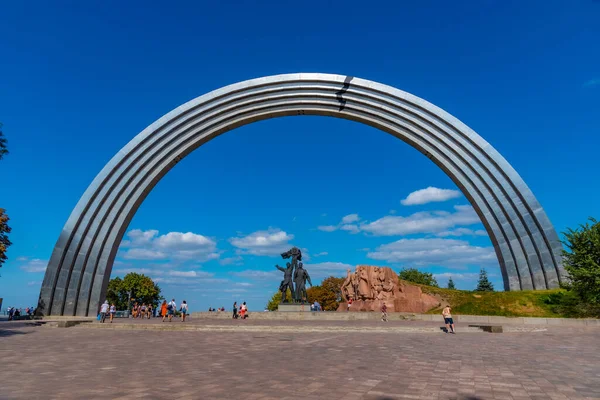 Kyiv Ucrania Agosto 2019 Gente Admira Arco Amistad Las Naciones — Foto de Stock