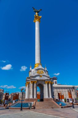 KYIV, UKRAINE, AĞUSTOS 28, 2019: İnsanlar Ukrayna 'nın Kyiv kentindeki Meydanı' ndaki Meydan Nezalezhnosti 'deki bağımsızlık anıtının önünde geziniyorlar