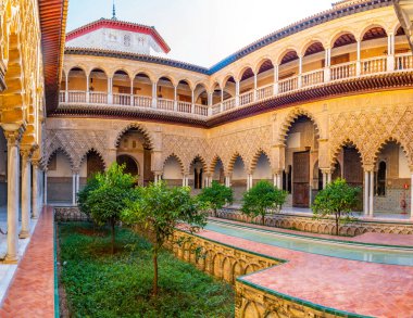 SEVILLA, SPAIN, 25 HAZİRAN 2019: Spai 'deki gerçek alcazar de Sevilla' daki Mudejar sarayının içindeki Patio de las Doncellas