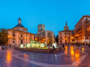 VALENCIA, İspanya, 17 Haziran 2019: Valencia, Spai 'deki Plaza de la Virgen' in gece manzarası