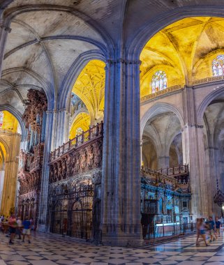 SEVILLA, İspanya, 25 Haziran 2019: Sevilla, Spai 'deki Saint Mary Katedrali' nin İçi