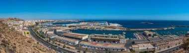 ALMERIA, İspanya, 20 Haziran 2019: Almeria Limanı ve Spai 'deki Alcazaba kalesinin manzarası