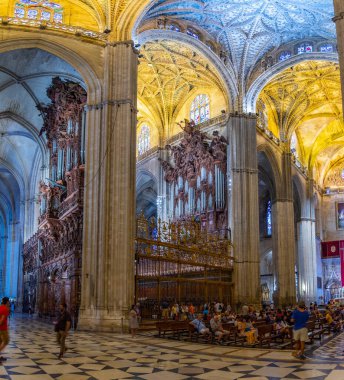 SEVILLA, İspanya, 25 Haziran 2019: Sevilla, Spai 'deki Saint Mary Katedrali' nin İçi