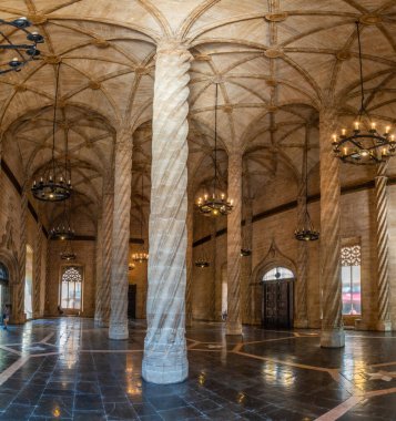 VALENCIA, İspanya, 17 Haziran 2019: Valencia, Spai 'deki Lonja de la Seda binasının içindeki sütunlar salonu