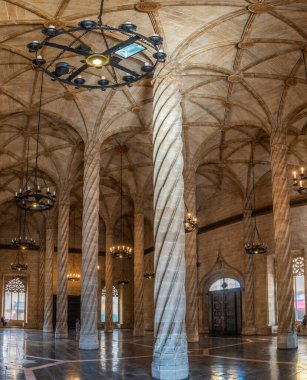 VALENCIA, İspanya, 17 Haziran 2019: Valencia, Spai 'deki Lonja de la Seda binasının içindeki sütunlar salonu