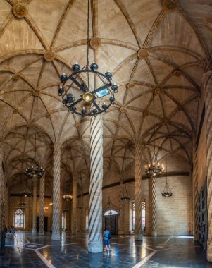 VALENCIA, İspanya, 17 Haziran 2019: Valencia, Spai 'deki Lonja de la Seda binasının içindeki sütunlar salonu