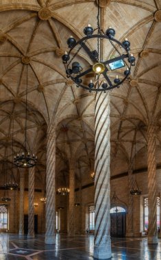 VALENCIA, İspanya, 17 Haziran 2019: Valencia, Spai 'deki Lonja de la Seda binasının içindeki sütunlar salonu
