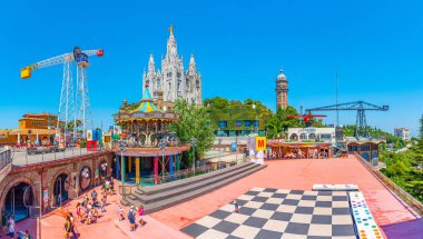 BARCELONA, SPAIN, 29 Haziran 2019: İnsanlar Barselona, Spai 'deki Tibidabo eğlence parkında geziniyorlar